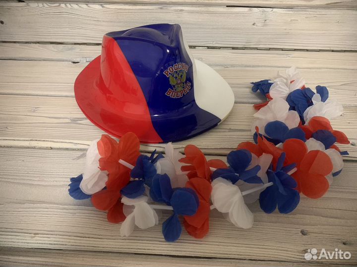 Шляпа и ожерелье с символикой Россия