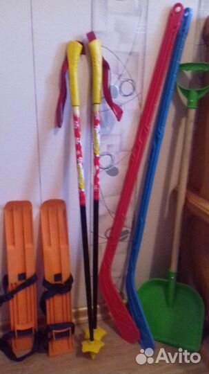 Мягкие игрушки, лопата и клюшки