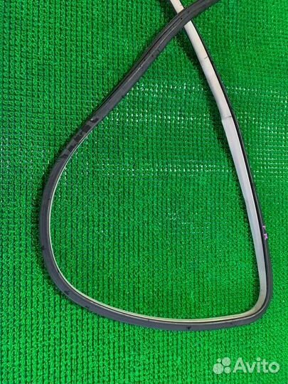 Уплотнитель дверного проема прав. перед. Nissan Pa