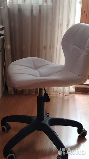 Стол со стульями для маникюра