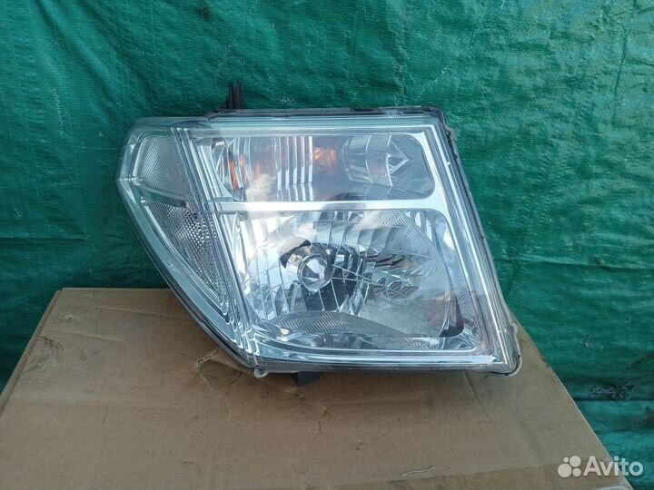 Стекло правой фары Nissan Pathfinder 2005-2010 г