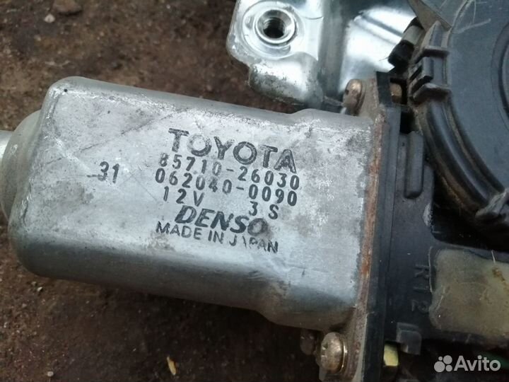 Стеклоподъемник прав передний Toyota Hiace Regius