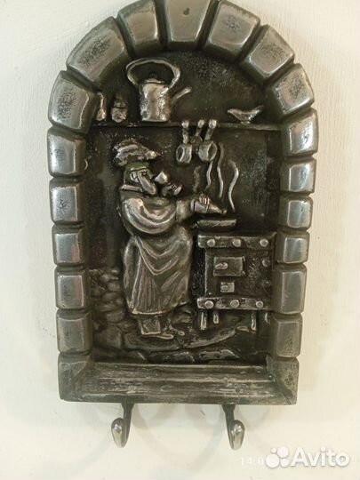 Вешалка настенная для кухни