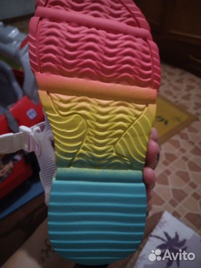 Сандали новые 32