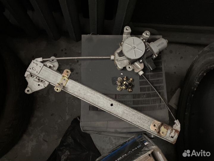 Задний левый стеклоподъемник lancer 9