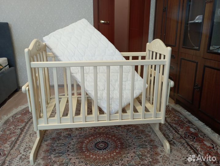 Детская кроватка с маятником