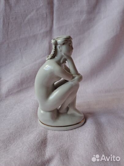 Статуэтка думающяя девушка(лфз)