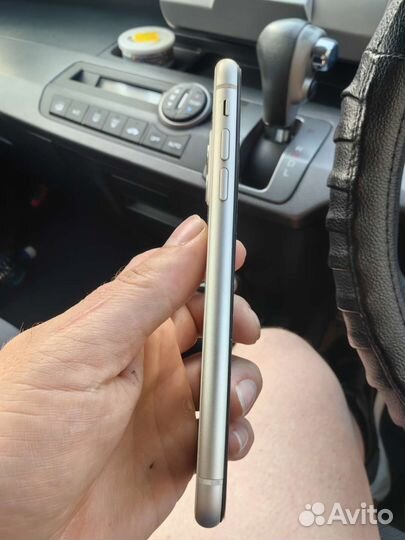 Телефон iPhone 11