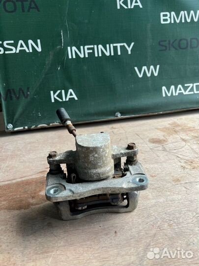 Суппорт тормозной задний левый Kia Quoris 1 G8BE