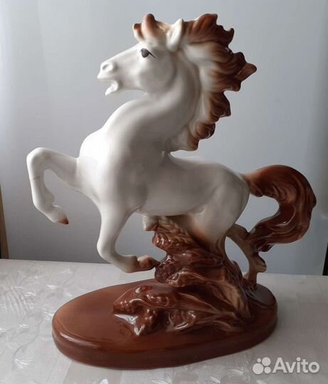 Статуэтка Конь на дыбах. Фарфор СССР