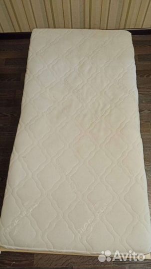 Детская кроватка с маятником