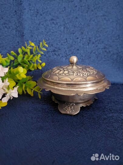 Икорница,шкатулка, ложки и глобус сувенирные