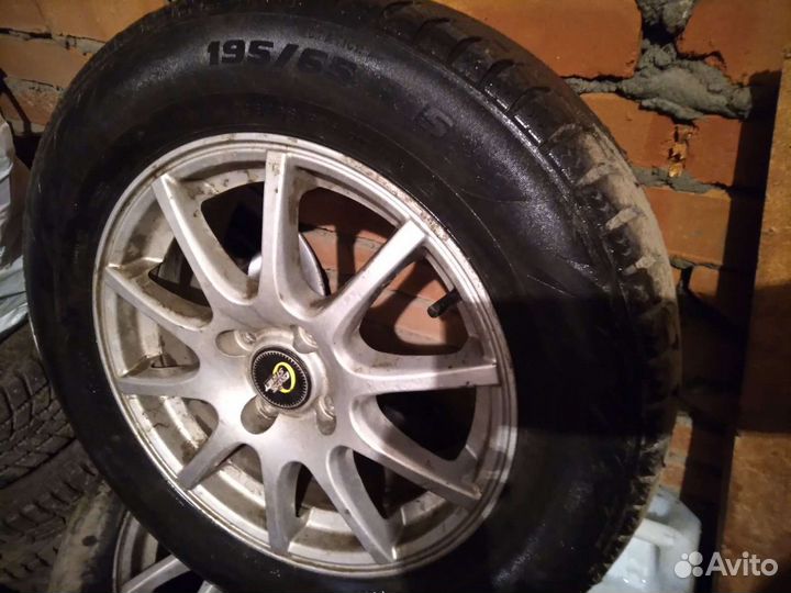 Литые диски на зимней резине r15 бу 4 100