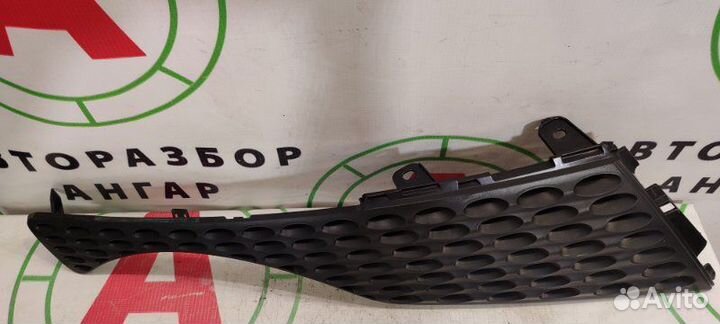 Решетка радиатора передняя правая Nissan Juke F15E