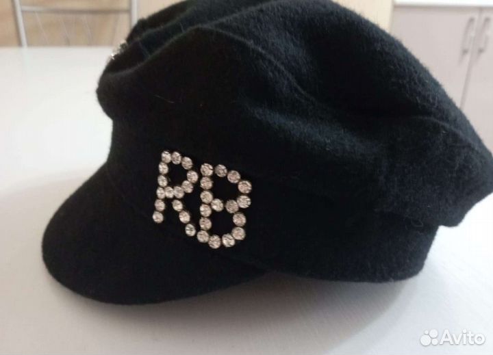 Кепка женская со сверкающими стразами