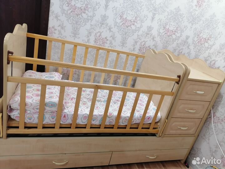 Детская кровать с маятником