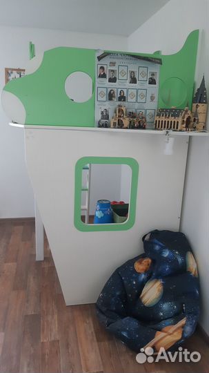 Детская кровать и самолет-чердак