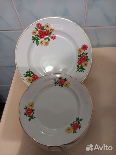 Остатки от сервиза блюдо и 6тарелочек