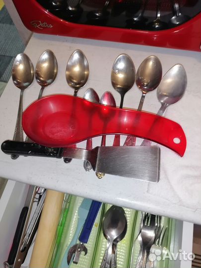 Чайник, кастрюля, ложки, тарелки посуда