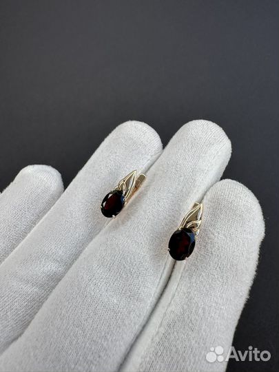 Золотые серьги с гранатом
