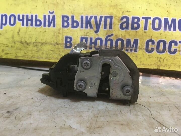 Замок двери задний левый Toyota Yaris