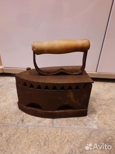 Угольный утюг