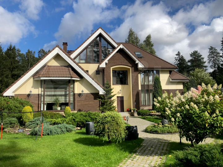 Коттедж 418 м² на участке 18 сот.