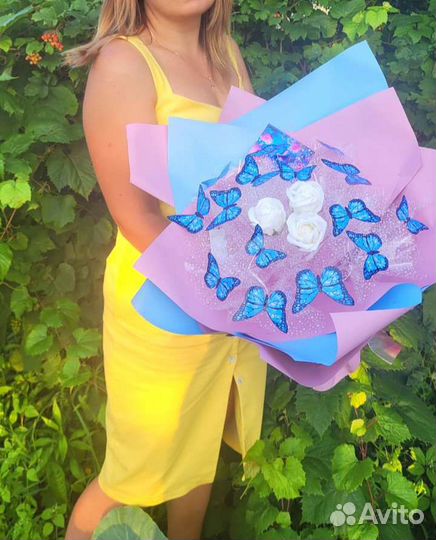 Букет из бабочек с мыльными розами