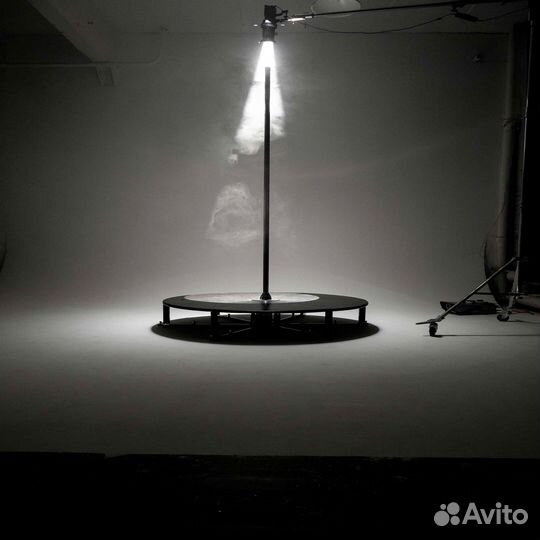 Пилон с подиумом