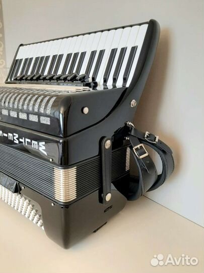 Аккордеон Weltmeister Saphir