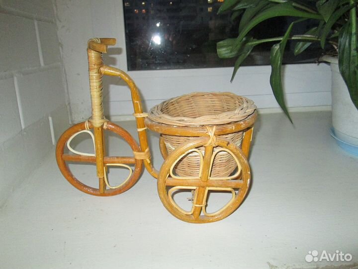 Подставка для цветов из ротанга