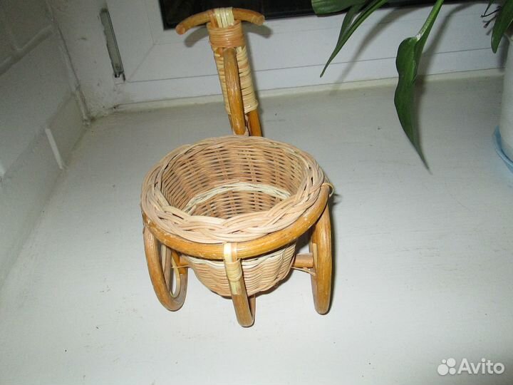 Подставка для цветов из ротанга