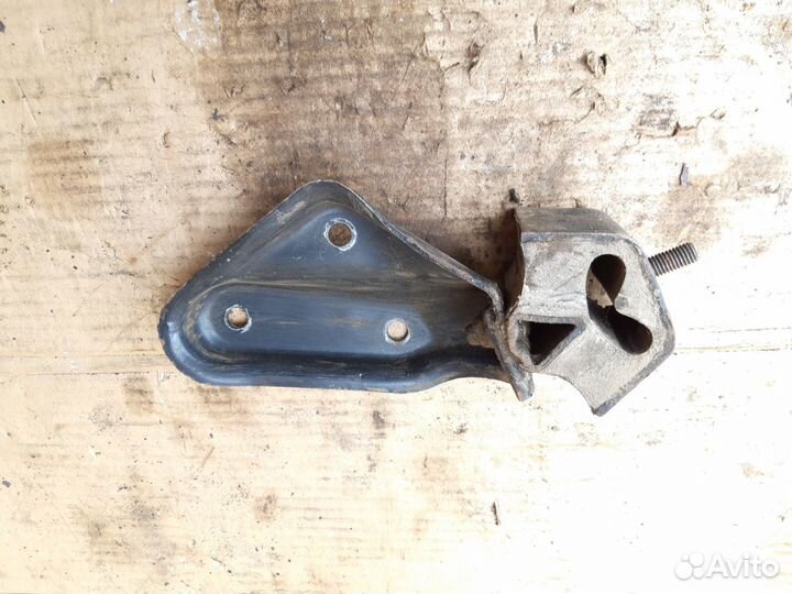 Кронштейн двигателя Ауди 80Б3