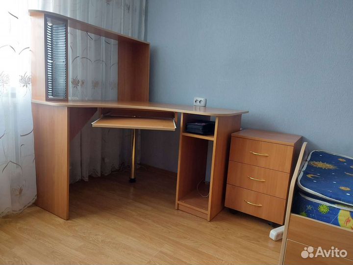 Продаю стол компьютерный