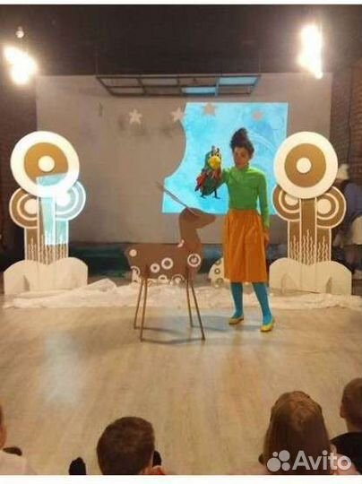 Декорации фотозона для спектакля из картона