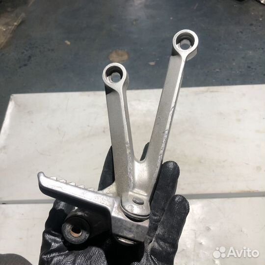 Правый пассажирский кронштейн для Kaasaki ZX10R 04