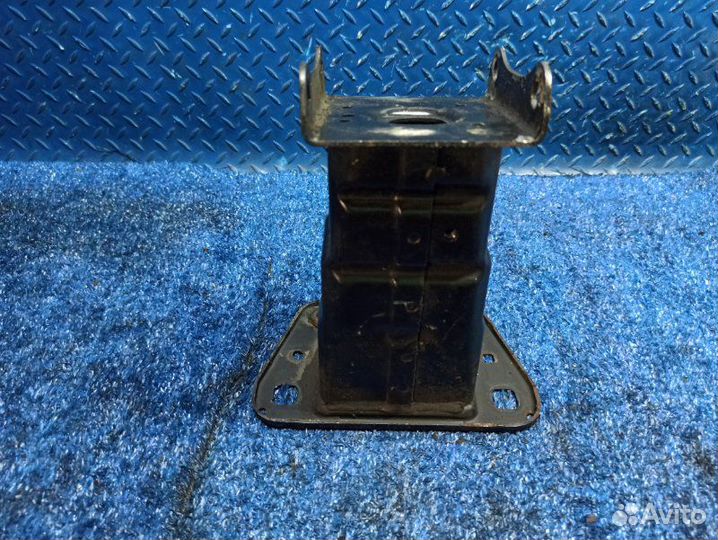 Кронштейн усилителя бампера передний левый