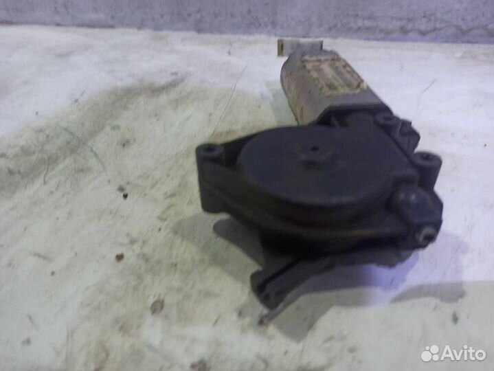 Моторчик переднего левого стеклоподъемника