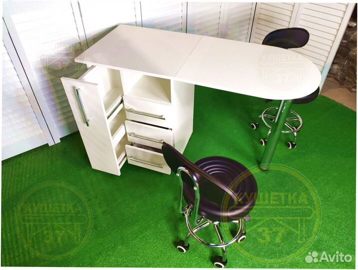 Маникюрный стол