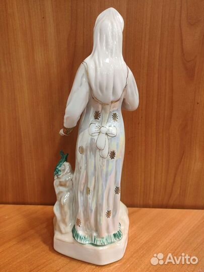 Статуэтка фарфоровая 