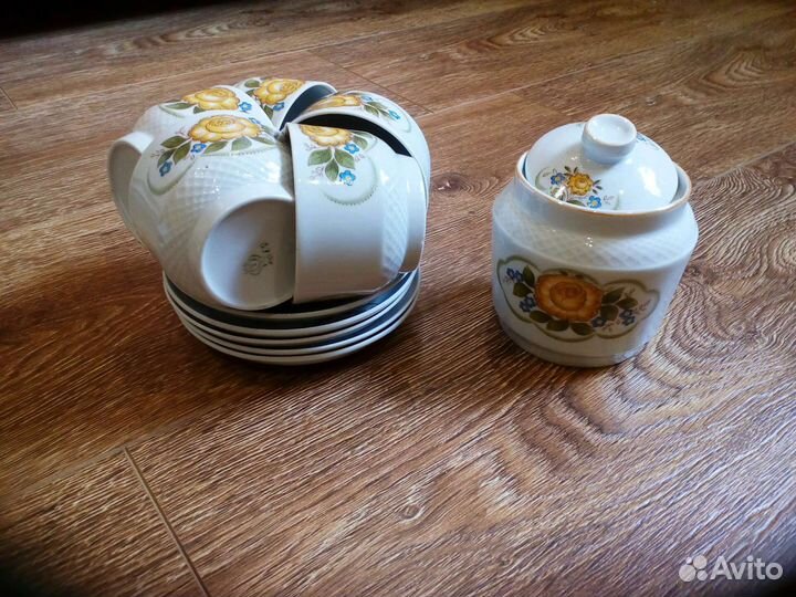 Чашки, плюдца и сахарница