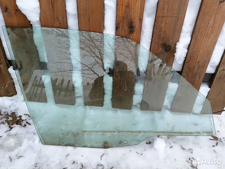 Стекло передней правой двери
