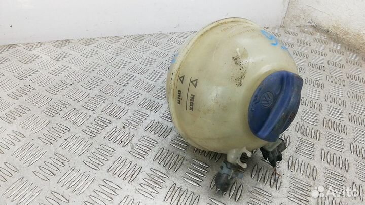 Бачок расширительный на Volkswagen Transporter T4