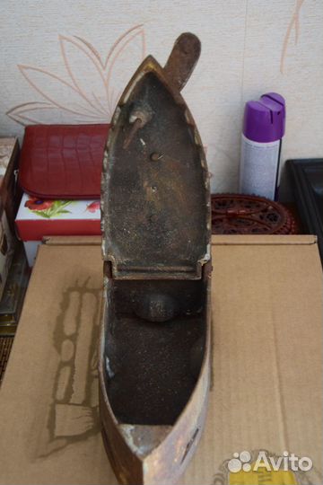 Старинный чугунный утюг времён СССР