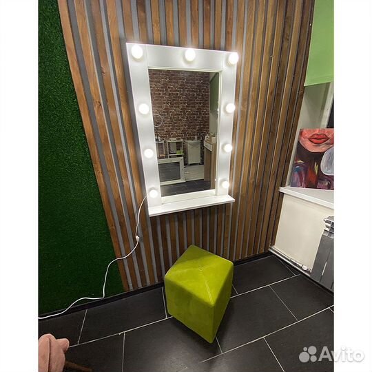Гримерное зеркало с лампочками