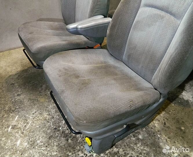 Сиденья передние с диваном Dodge Caravan 4