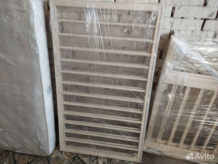 Приятная кроватка с маятником