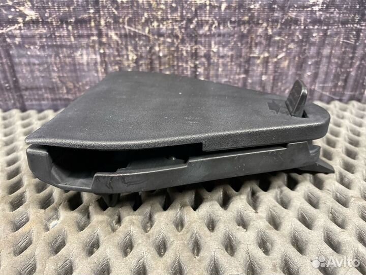 Крепление знака аварийной остановки Audi A4 B7 BFB