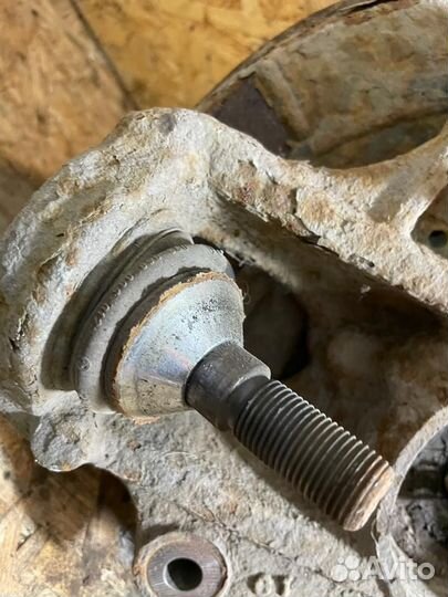 Кулак задний Мерседес W164 X164 левый правый