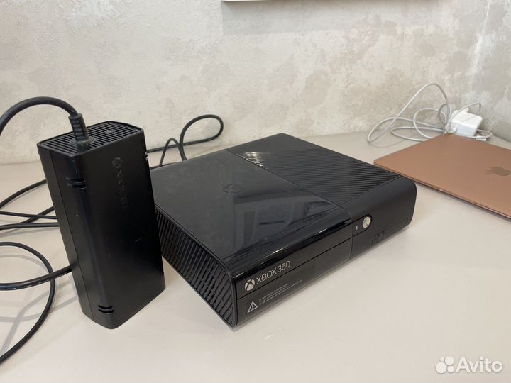 Xbox 360 E console, в комплекте 5 игр